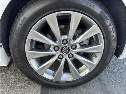 Used 2016 Toyota Camry XLE image 16