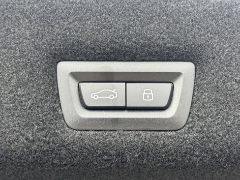 New 2026 BMW 750e xDrive image 16