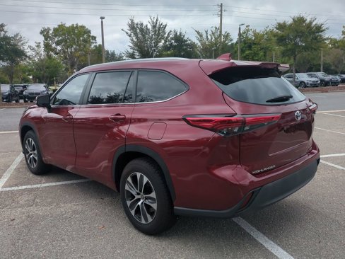 Used 2023 Toyota Highlander XLE image 7