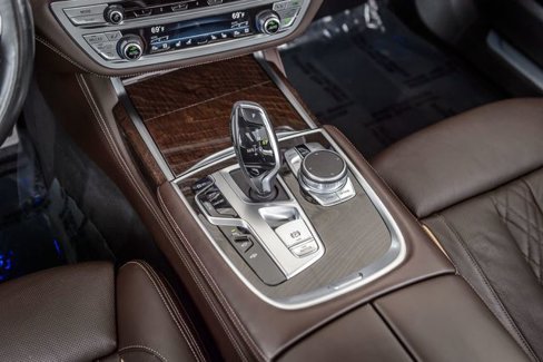 Used 2021 BMW 740i xDrive w/ M Sport Package image 31