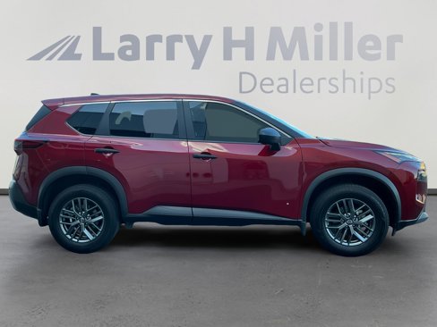 Used 2023 Nissan Rogue S image 6