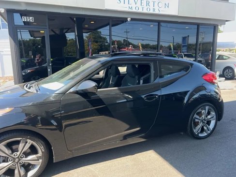 Used 2017 Hyundai Veloster Value Edition image 4