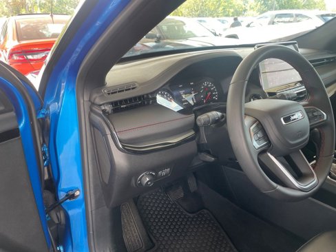 Used 2025 Jeep Compass Trailhawk image 33