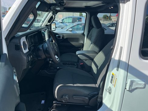 Used 2025 Jeep Wrangler Sahara image 25