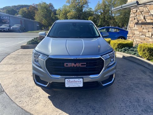 Used 2024 GMC Terrain SLE image 2