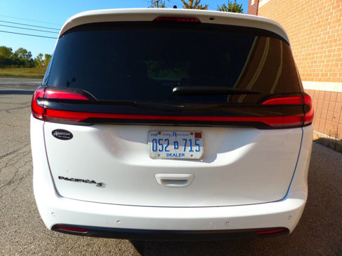 Used 2024 Chrysler Pacifica Touring-L w/ S Appearance Package image 9