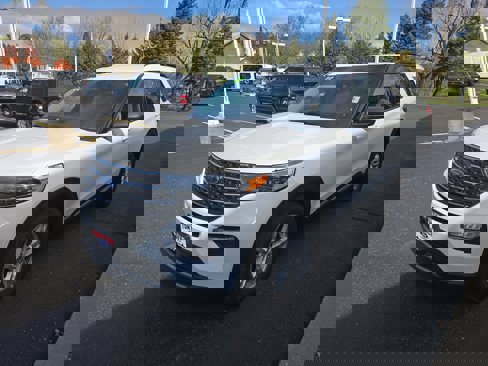 Used 2023 Ford Explorer XLT w/ Equipment Group 202A image 3