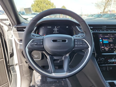 New 2025 Jeep Grand Cherokee Altitude image 9