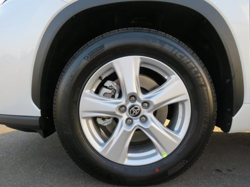 New 2025 Toyota Highlander LE image 6
