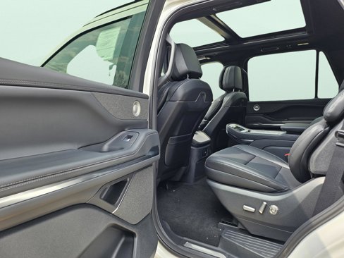 New 2025 Lincoln Navigator Reserve image 24