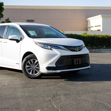 Used 2021 Toyota Sienna LE image 9
