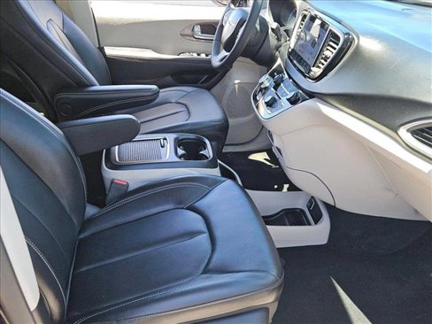 Used 2024 Chrysler Pacifica Touring-L image 21