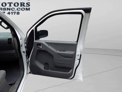 Used 2016 Nissan Frontier SV image 40