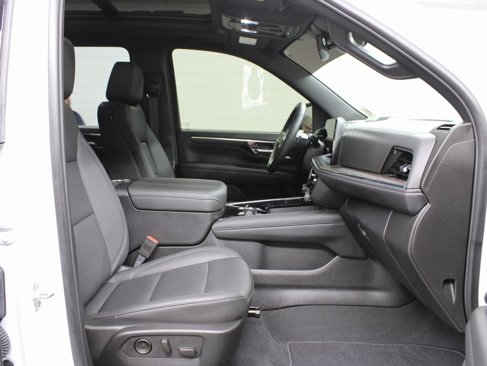 Used 2025 Chevrolet Suburban Z71 image 33