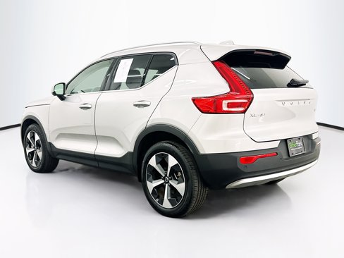 Used 2025 Volvo XC40 B5 Plus image 5