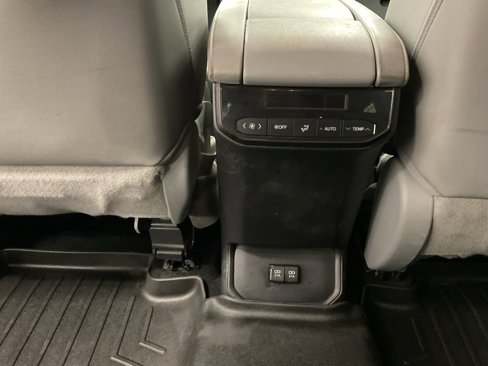 Used 2021 Toyota Highlander XLE image 28