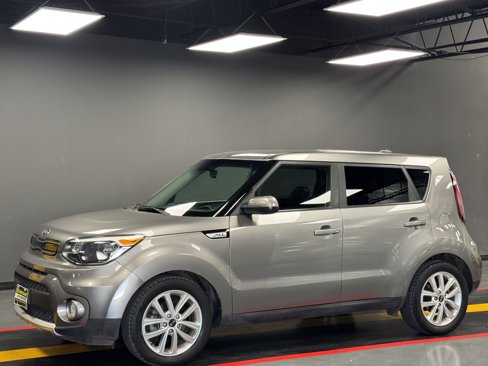 Used 2017 Kia Soul + image 1