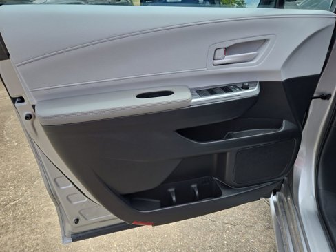 Certified 2025 Toyota Sienna LE image 12