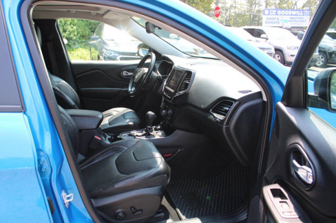 Used 2020 Jeep Cherokee Trailhawk image 32