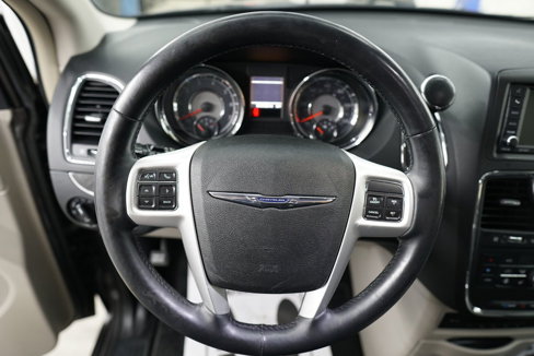 Used 2015 Chrysler Town & Country Touring-L w/ Driver Convenience Group image 20