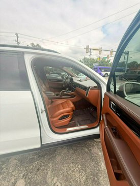 Used 2022 Porsche Cayenne w/ Premium Package image 21