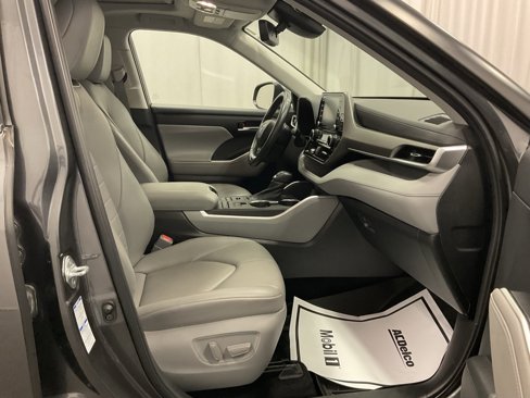 Used 2021 Toyota Highlander XLE image 25