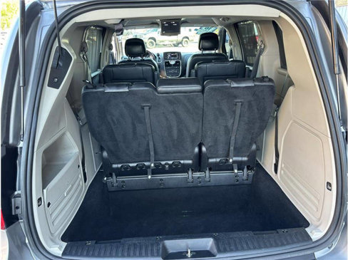 Used 2016 Chrysler Town & Country Touring image 16
