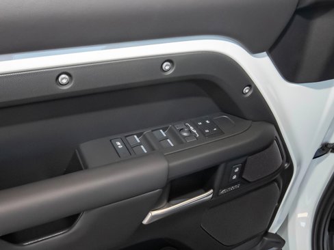New 2025 Land Rover Defender 110 X-Dynamic SE image 32
