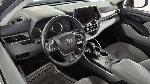 Used 2023 Toyota Highlander LE image 9