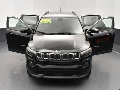 Used 2024 Jeep Compass Latitude image 10