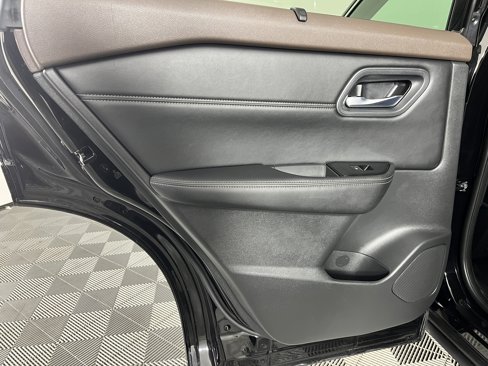 Used 2023 Nissan Rogue SL w/ SL Premium Package image 12