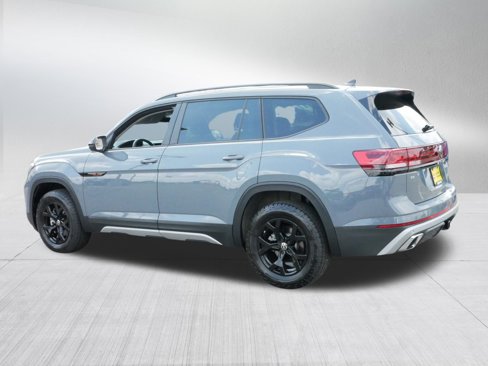 Used 2025 Volkswagen Atlas Peak Edition SE image 5