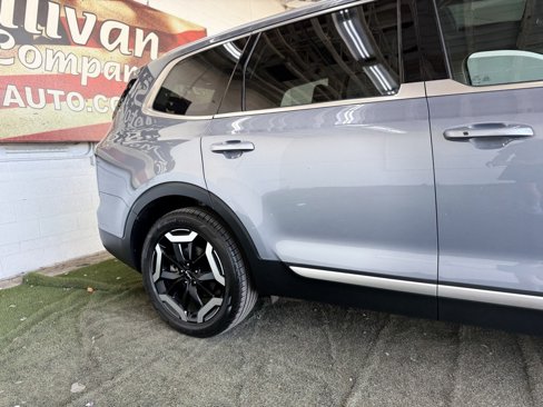 Used 2023 Kia Telluride EX w/ EX Captain's Chair Package image 4