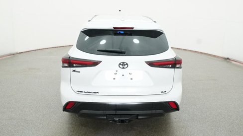 New 2025 Toyota Highlander XLE image 17
