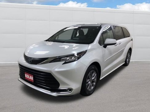 Certified 2022 Toyota Sienna XLE image 1