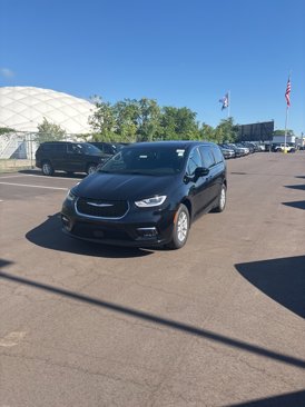 New 2026 Chrysler Pacifica Select image 2