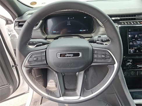 Used 2024 Jeep Grand Cherokee Laredo image 19