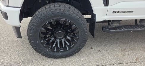Used 2024 Ford F350 Lariat w/ Black Appearance Package image 38