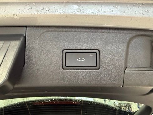 Certified 2025 Volkswagen Atlas SE image 29