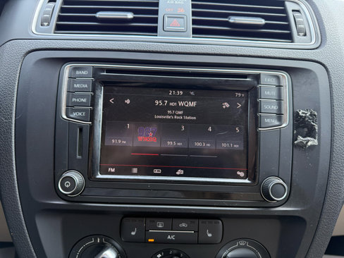Used 2017 Volkswagen Jetta SE image 10