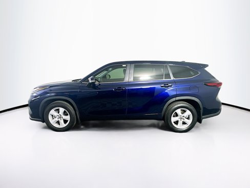 Used 2025 Toyota Highlander LE image 4