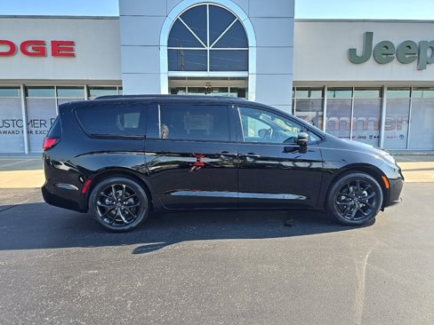 New 2026 Chrysler Pacifica Limited w/ S Appearance Package image 9