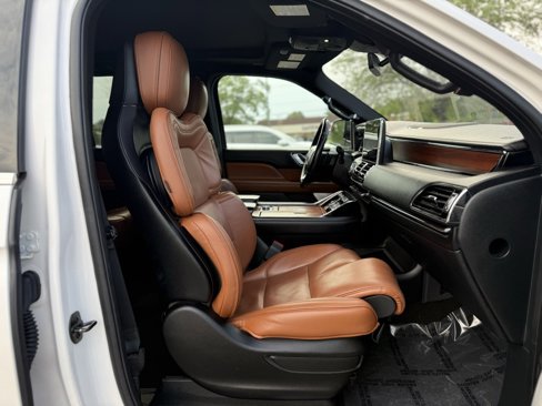 Used 2019 Lincoln Navigator Reserve image 12