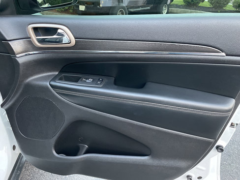Used 2017 Jeep Grand Cherokee Limited image 31