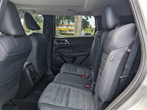 New 2025 Mitsubishi Outlander SE image 13