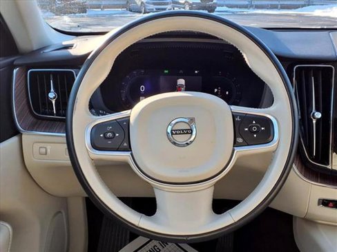 Used 2022 Volvo XC60 B5 Momentum w/ Climate Package image 23