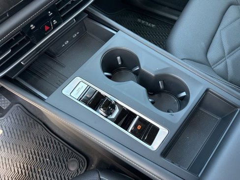 Certified 2025 Volkswagen Atlas SE image 19