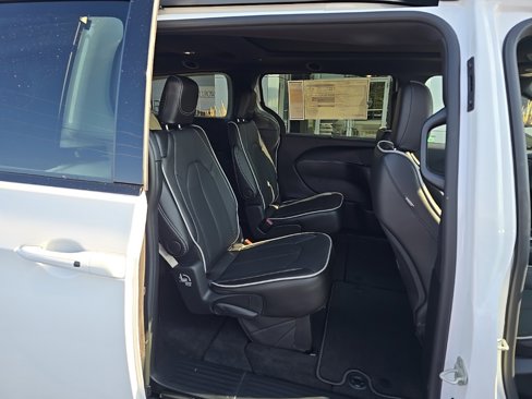 New 2026 Chrysler Pacifica Limited image 18