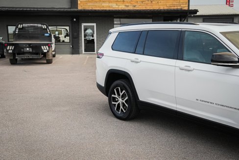 Used 2024 Jeep Grand Cherokee L Limited w/ Luxury Tech Group II image 4