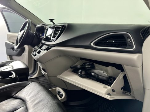 Used 2017 Chrysler Pacifica Premium image 45